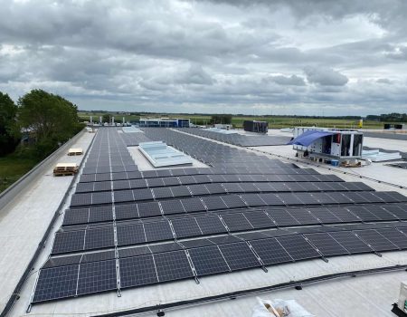 Installatie zonnepanelen op dak